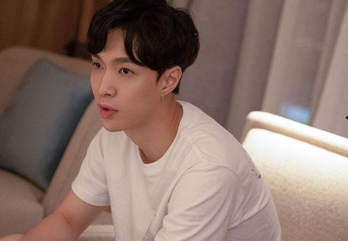 张艺兴吃瓜娱乐